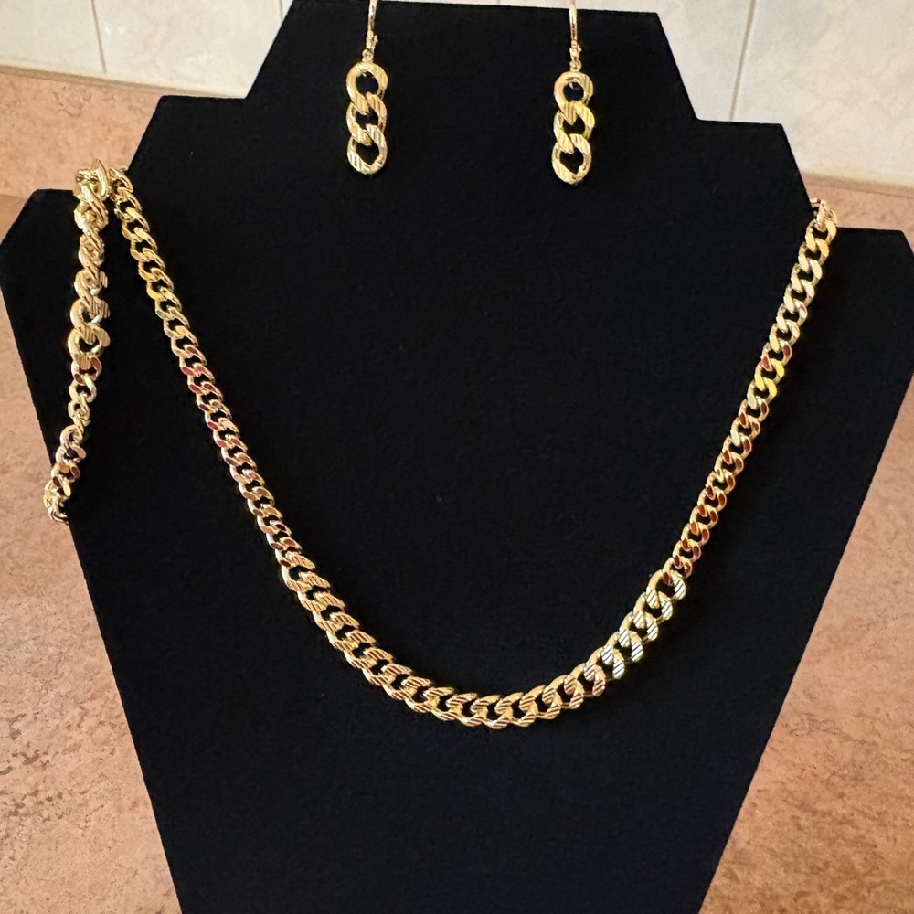 Stylish Gold-Tone Necklace,bracelet and Earring Set